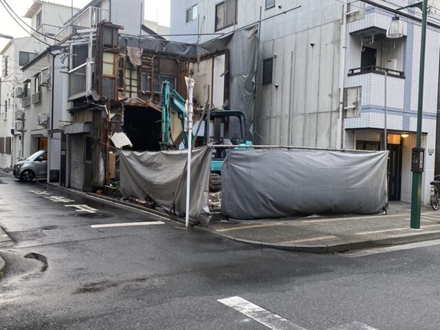 東京都台東区東上野が丘の木造2階建て家屋解体工事前の様子です。